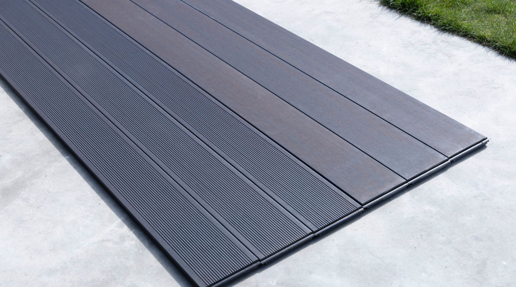 Duurzame klasse onder je voeten: PLNQ® bamboe vlonderplanken in donker houtkleur