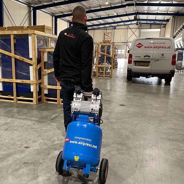 Stille olievrije staande compressor 8 bar 2 pk/1.5 kW 150 l/min 38 l LMVO 40-250